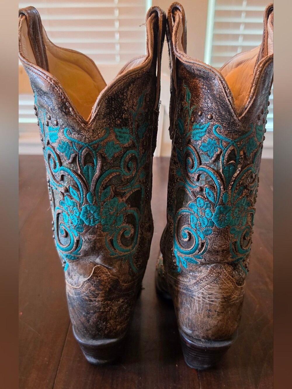Vintage Corral Turquoise Embroidered Western Cowboy Boots - Rustic Brown Leather - Picture 4 of 8